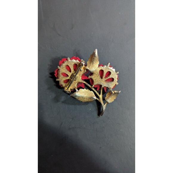 Vintage Red Rose Floral Brooch Gold Toned Metal With Textured Leaves - Picture 5 of 8